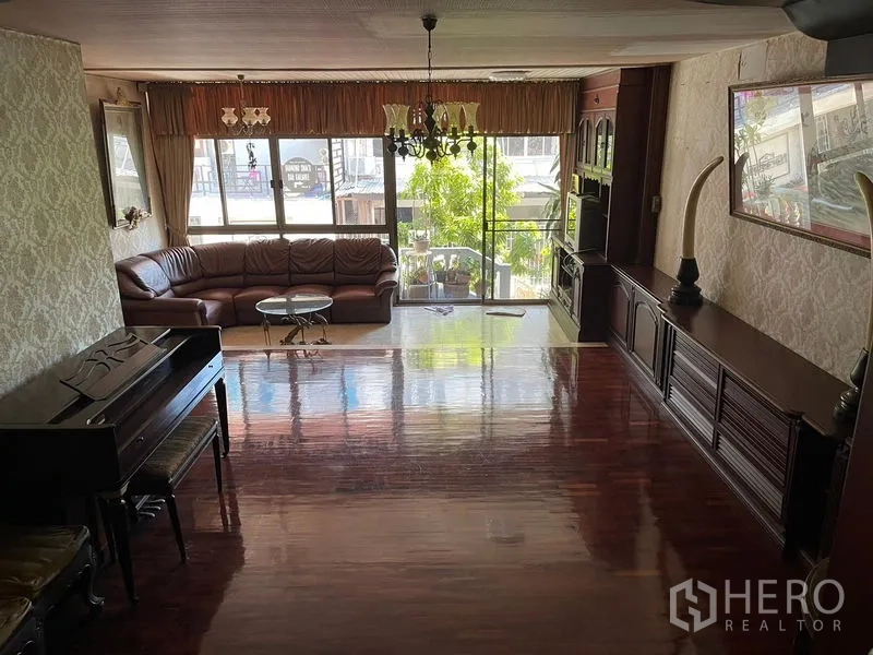 สำนักงานที่บ้าน ให้เช่าในWatthana, Bangkok - ห้องนั่งเล่นใหญ่ โคมระย้า พื้นไม้เงางาม และหน้าต่างด้านหน้า