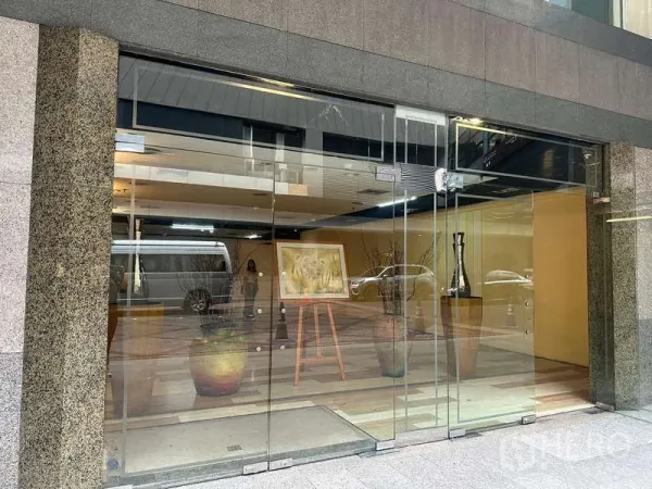 零售空间 出租 - 临街玻璃门面与推拉门，可见拱廊内的展示空间。