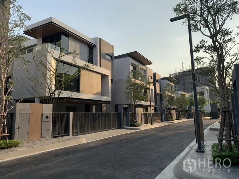 บ้าน ขายในYan Nawa, Bangkok - บ้านเดี่ยวสามชั้นสไตล์โมเดิร์นในซอยเงียบสงบ ยานนาวา กรุงเทพฯ