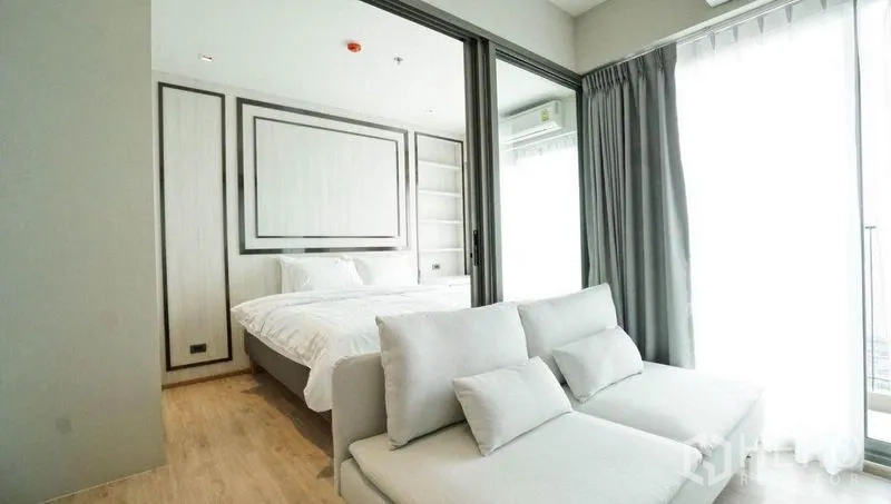 公寓 出售在Khlong Toei, Bangkok - 起居区面对卧室，滑动门相隔，落地窗帘与私享阳台。