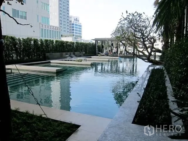 คอนโด ให้เช่าหรือขายในWatthana, Bangkok - สระว่ายน้ำกลางแจ้งของคอนโด พร้อมซันเด็ค พื้นที่สวน และวิวเมืองย่านวัฒนา กรุงเทพฯ