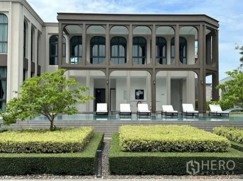 บ้าน ให้เช่าในLat Krabang, Bangkok - คลับเฮาส์ส่วนกลาง ซุ้มโค้ง เตียงอาบแดด และสระว่ายน้ำ พร้อมสวนแต่ง