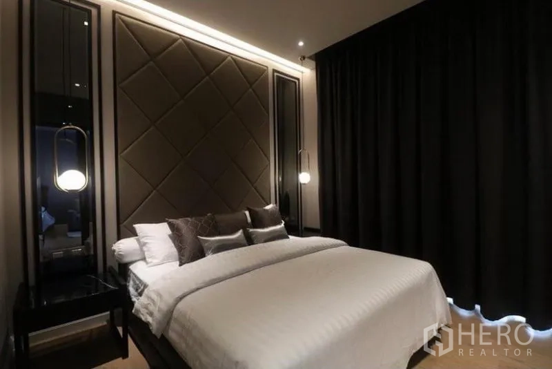 คอนโด ให้เช่าในKhlong San, Bangkok - ห้องนอนบรรยากาศอบอุ่นยามค่ำ พร้อมม่านทึบไฟส่องนุ่มนวลและหัวเตียงบุผ้า