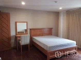 อพาร์ทเมนท์ ให้เช่าในPathum Wan, Bangkok - ห้องนอนสว่าง พร้อมเตียงไม้ โต๊ะเครื่องแป้ง และผ้าม่านเต็มความสูง