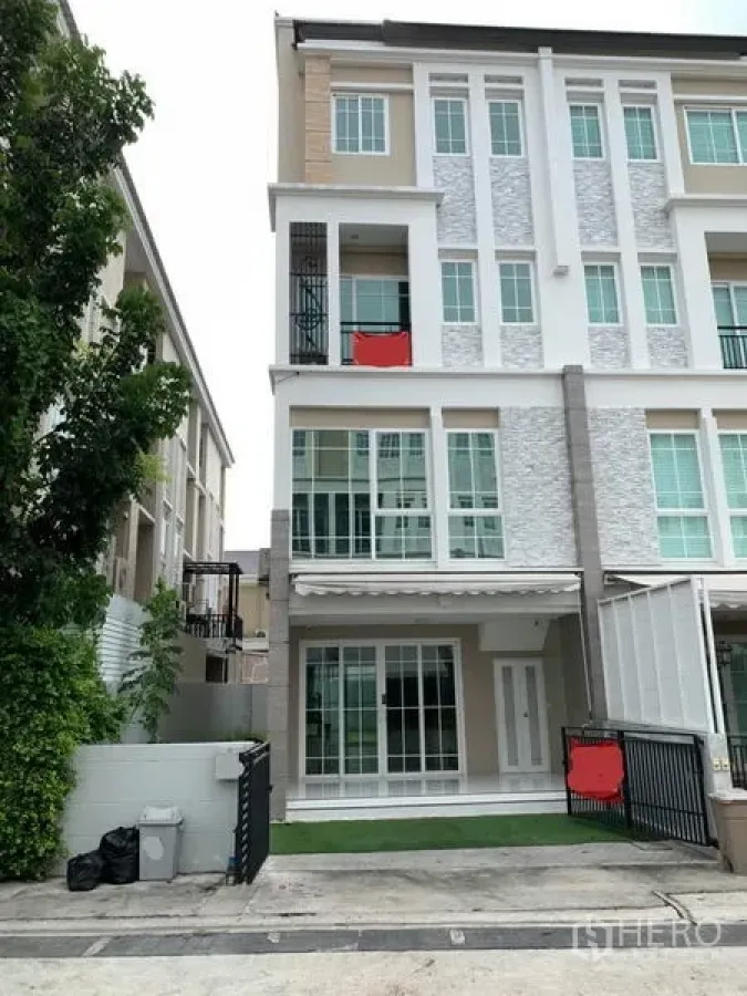 带办公室的家 出租或出售在Bang Na, Bangkok - 曼谷Bang Na四层端头住办一体外立面，大窗与阳台。