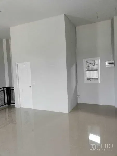 Warehouse for rent in Mueang Samut Sakhon, Samut Sakhon - Open-plan office area with white internal door, small window and safety railing.