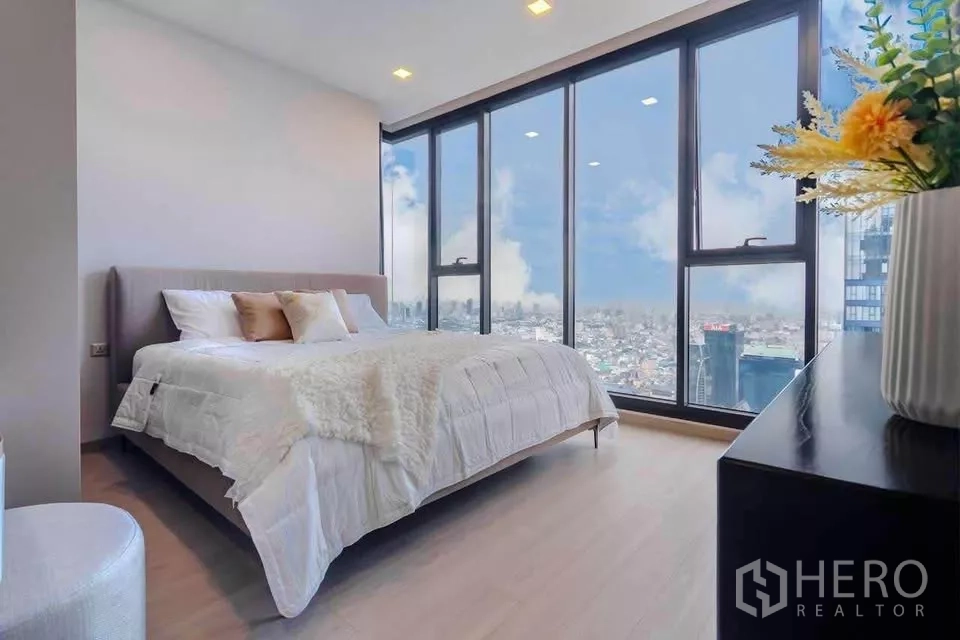 公寓 出租在Huai Khwang, Bangkok - 转角主卧，落地玻璃，开阔城市景观。