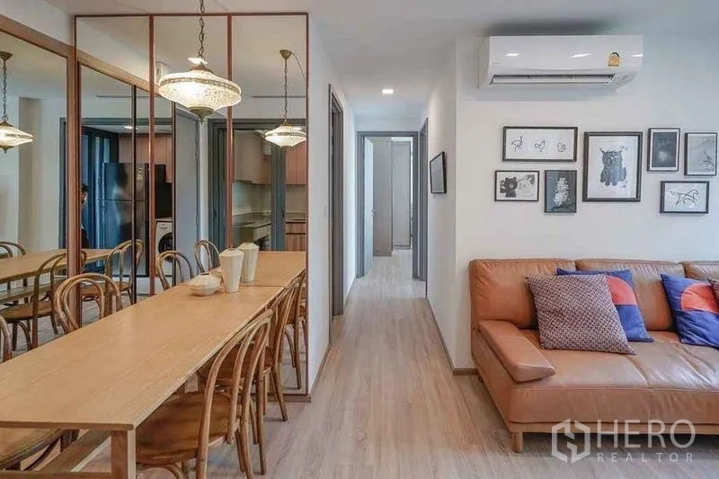 คอนโด ให้เช่าในWatthana, Bangkok - พื้นที่รับประทานอาหาร โต๊ะไม้ยาว ผนังกระจก และโคมแขวน