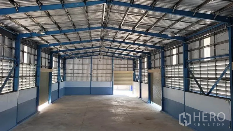 工厂 出租或出售在Phanat Nikhom, Chon Buri - 次仓库区域，百叶通风窗与卷帘门一应俱全。