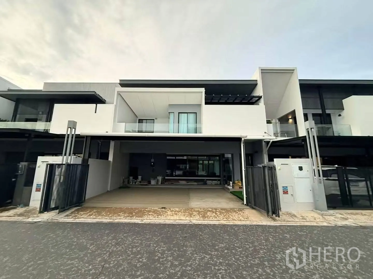 ทาวน์เฮาส์ for rent in Bang Phli, Samut Prakan - ด้านหน้าอาคารสมัยใหม่พร้อมโรงจอดรถและระเบียง
