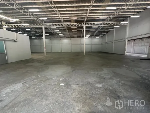 Warehouse for rent in Din Daeng, Bangkok - Bright warehouse interior with columns, LED lighting and smooth concrete flooring.