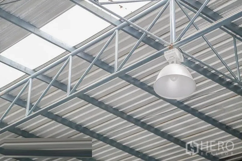 คลังสินค้า ให้เช่า - ภาพระยะใกล้โคมไฟไฮเบย์ติดตั้งบนโครงเหล็กหลังคา