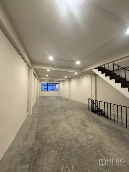 อาคารพาณิชย์ ให้เช่า - ชั้นลอยเพดานสีเข้มพร้อมไฟ LED ในอาคารพาณิชย์รีโนเวท