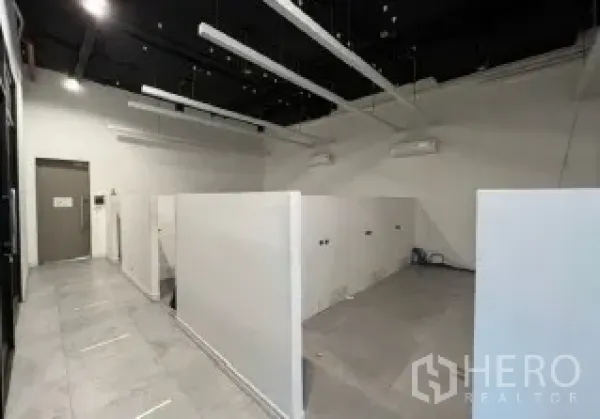 พื้นที่ขายปลีก ให้เช่าในKhlong Toei, Bangkok - ภายในร้านโล่ง ผนังกั้นสีขาว พื้นกระเบื้อง เพดานสีดำโชว์ระบบ พร้อมไฟเส้น