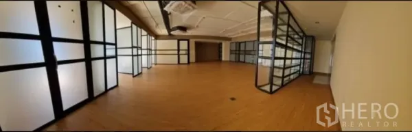 零售空间 出租在Chatuchak, Bangkok - 开放式零售室内，木纹地板、黑框玻璃隔断与裸露天花，位于乍都乍。