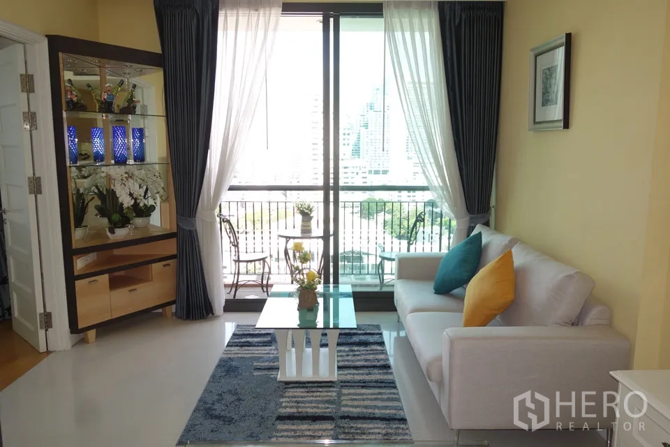 คอนโด ให้เช่าในKhlong Toei, Bangkok - พื้นที่นั่งเล่นติดระเบียง หน้าต่างสูงจากพื้นจรดเพดาน มองเห็นวิวเมือง