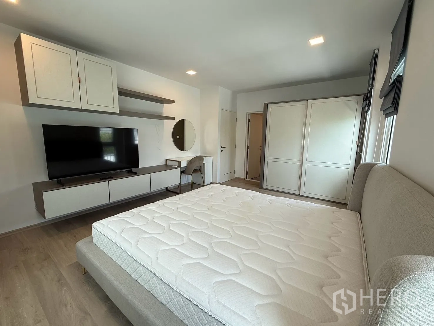 บ้านเดี่ยว for rent in Bang Phli, Samut Prakan - ห้องนอนกว้างพร้อมเตียง ทีวี ตู้วางทีวี ชั้นลอย และตู้เสื้อผ้าบิวท์อิน