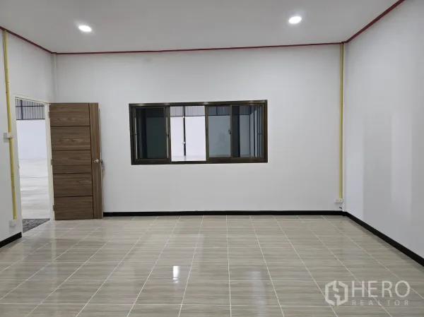 货栈 出租在Khlong Sam Wa, Bangkok - 仓库内的办公室，瓷砖地面、窗户、木门与嵌入式LED灯