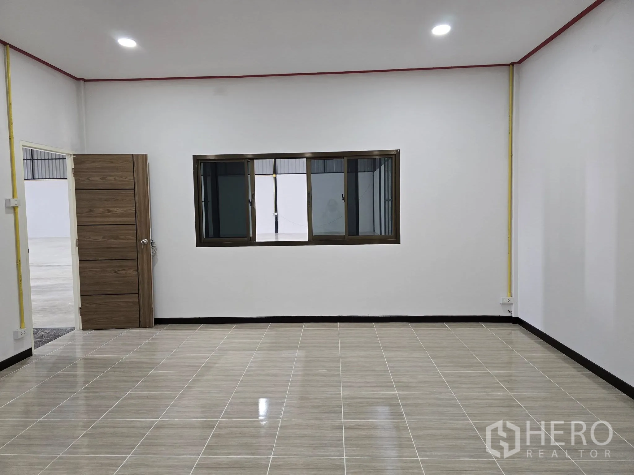 货栈 出租在Khlong Sam Wa, Bangkok - 仓库内的办公室，瓷砖地面、窗户、木门与嵌入式LED灯