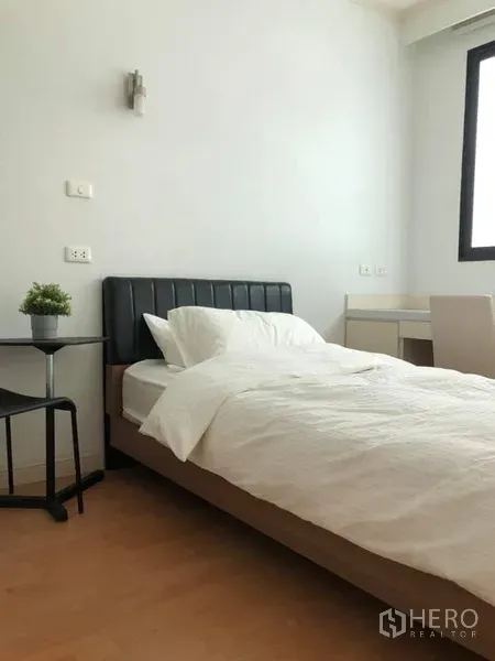 คอนโด ให้เช่าในWatthana, Bangkok - ห้องนอนสว่างพร้อมเตียงเดี่ยว โต๊ะหัวเตียง หน้าต่าง และโต๊ะทำงานขนาดกะทัดรัด