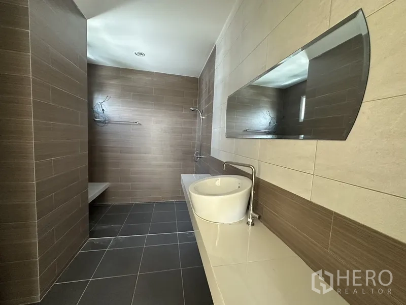สำนักงานที่บ้าน ให้เช่าในPhra Khanong, Bangkok - ห้องน้ำกว้าง อ่างล้างหน้าทรงกลม เคาน์เตอร์ยาว และฝักบัว