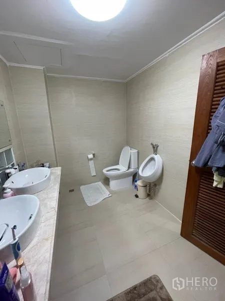 ทาวน์เฮาส์ ให้เช่าในKhlong Toei, Bangkok - มุมมองห้องน้ำอีกด้าน แสดงอ่างล้างหน้าคู่ โถสุขภัณฑ์ และโถปัสสาวะ