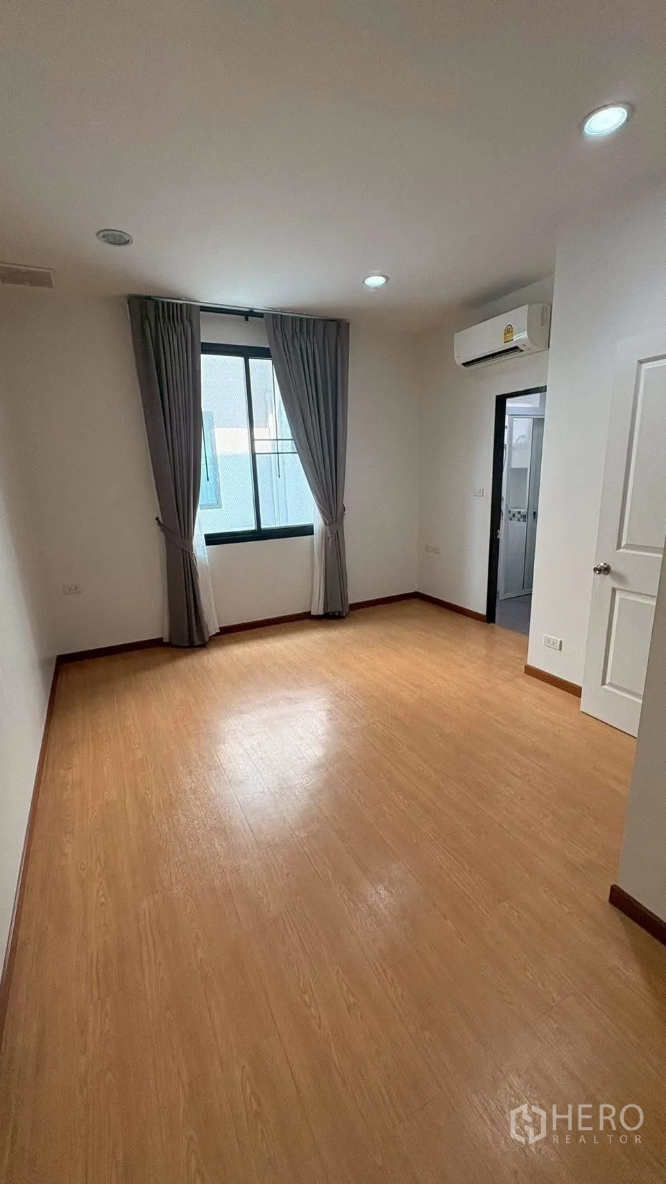联排别墅 for rent in Phra Khanong, Bangkok - 另一间卧室，带窗户、窗帘和套卫门。