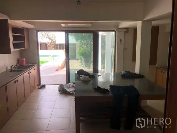 บ้าน ให้เช่าในWatthana, Bangkok - ครัวเชื่อมต่อชานสระด้วยประตูกระจกบานใหญ่