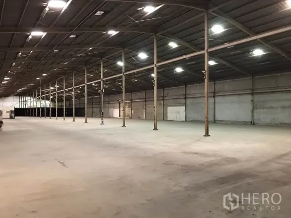 Warehouse for rent in Mueang Samut Sakhon, Samut Sakhon - Long warehouse bay showing wide floor area and illuminated roof structure.
