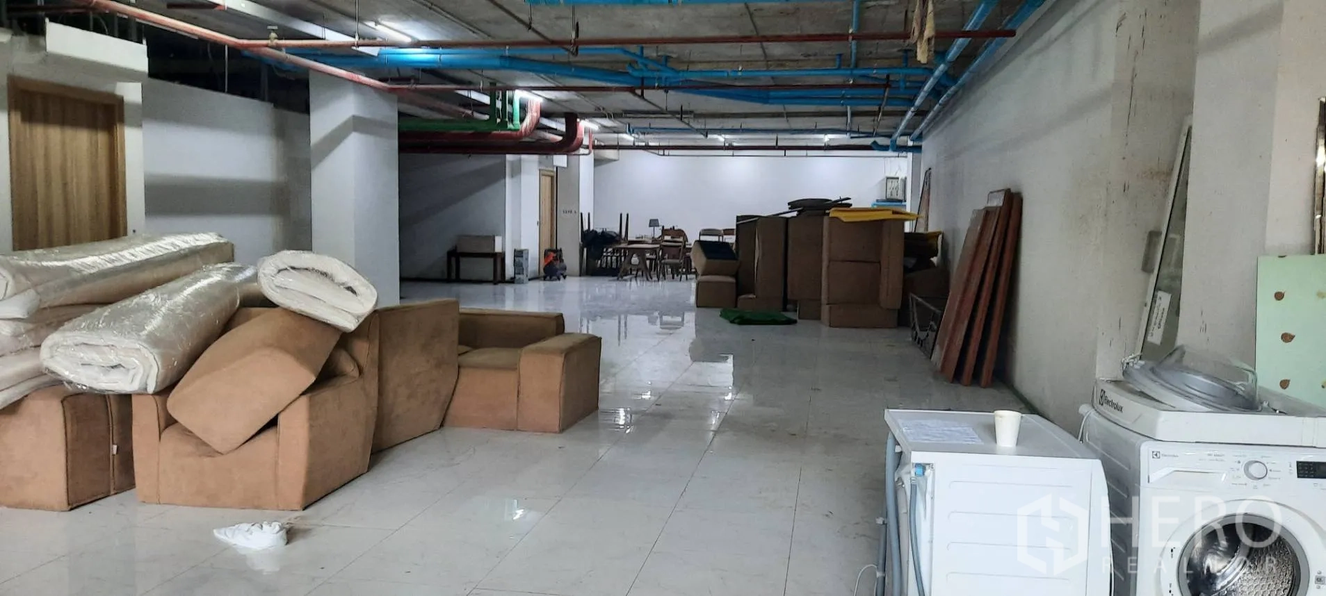พื้นที่ขายของ for rent in Watthana, Bangkok - โซนด้านข้างมีเฟอร์นิเจอร์และเครื่องใช้ไฟฟ้าวางเรียงตามทางเดิน