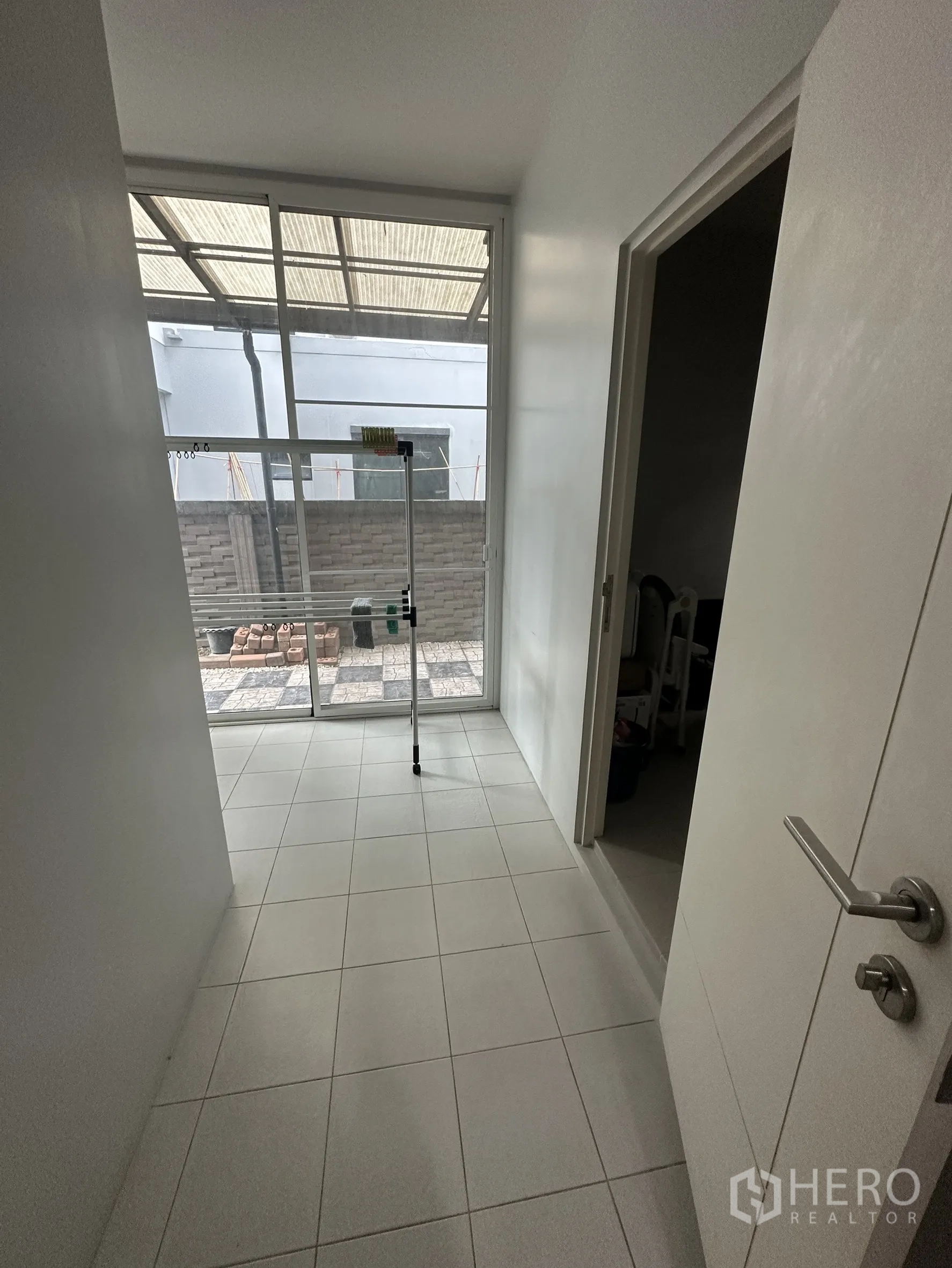 บ้าน ให้เช่าในLam Luk Ka, Pathum Thani - ห้องอเนกประสงค์ปูกระเบื้อง เชื่อมทางเดินข้างบ้านมีหลังคา