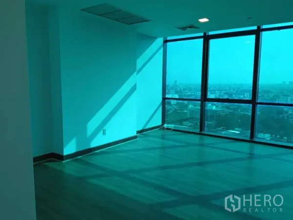 办公空间 出租在Huai Khwang, Bangkok - 转角办公区，落地玻璃、木地板，享曼谷城市全景。