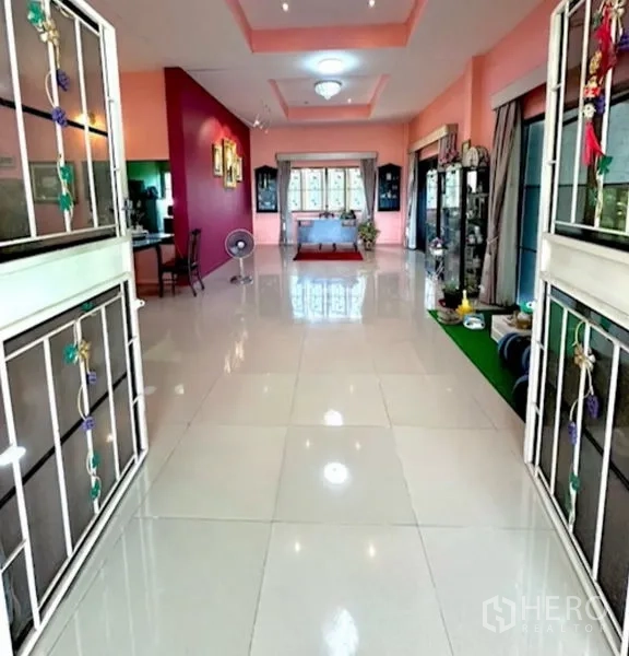 Detached House for sale in Bang Bua Thong, Nonthaburi - Bright hallway with glossy white tiles and pink feature walls.