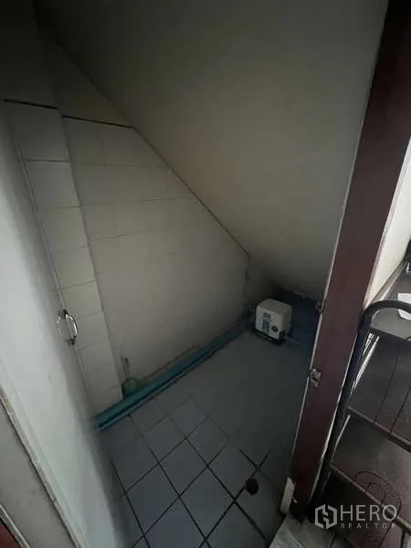 อาคารพาณิชย์ ให้เช่าในKhlong Toei, Bangkok - ห้องน้ำขนาดกะทัดรัดใต้บันได ผนังกระเบื้องและระบบท่อ