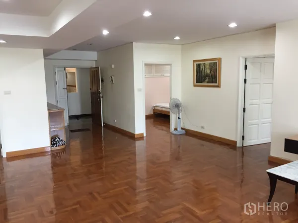 คอนโด ให้เช่าในWatthana, Bangkok - ห้องนั่งเล่นกว้าง ไฟดาวน์ไลท์ พื้นไม้ปาร์เกต์มันวาว และประตูเชื่อมหลายห้อง