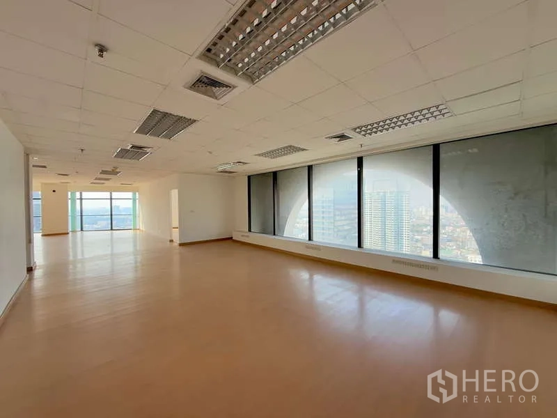 办公空间 出租在Chatuchak, Bangkok - 狭长开放空间，通高窗与吊顶日光灯。