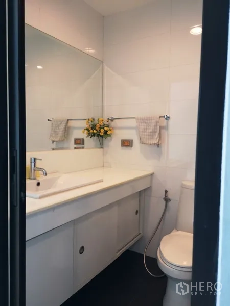 คอนโด ขายในWatthana, Bangkok - ห้องน้ำสะอาด มีเคาน์เตอร์อ่างล้างหน้าใหญ่ ตู้เก็บของ และโถสุขภัณฑ์ทันสมัย