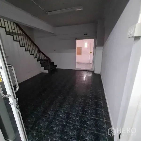 办公空间 出租在Yan Nawa, Bangkok - 入口区带楼梯与深色地砖，通往上层办公室。