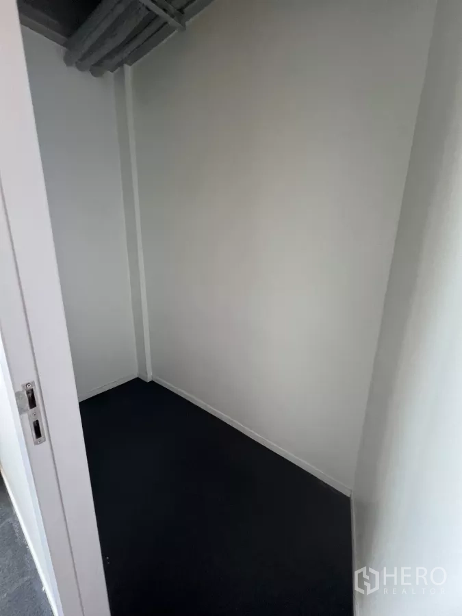 零售空间 出租在Khlong Toei, Bangkok - 小储藏室，裸露管道天花。