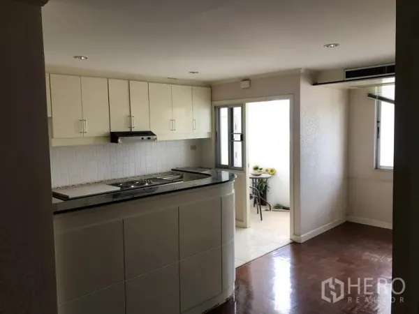 คอนโด ขายในWatthana, Bangkok - ครัวและมุมทานข้าวรับแสงธรรมชาติ มีหน้าต่างบานเลื่อนและทางออกระเบียงซักล้าง