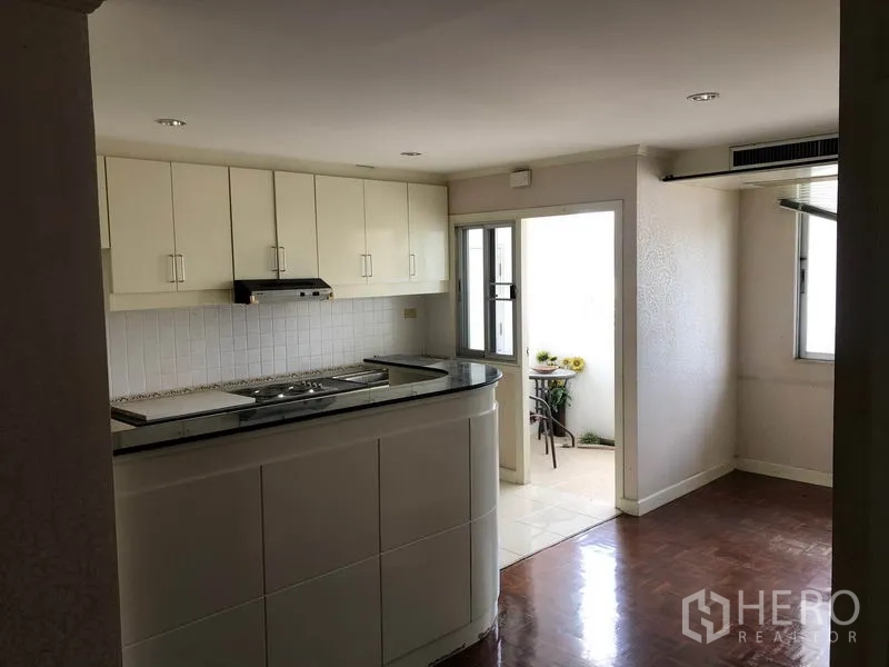 คอนโด ขายในWatthana, Bangkok - ครัวและมุมทานข้าวรับแสงธรรมชาติ มีหน้าต่างบานเลื่อนและทางออกระเบียงซักล้าง