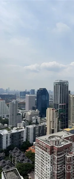 公寓 出租在Watthana, Bangkok - 高层远眺曼谷天际线，高楼与住宅在蓝天下一览无遗。