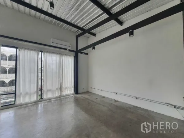 零售空间 出租在Sathon, Bangkok - 极简商铺，轨道射灯、黑色钢梁、抛光水泥地面与整面纱帘。