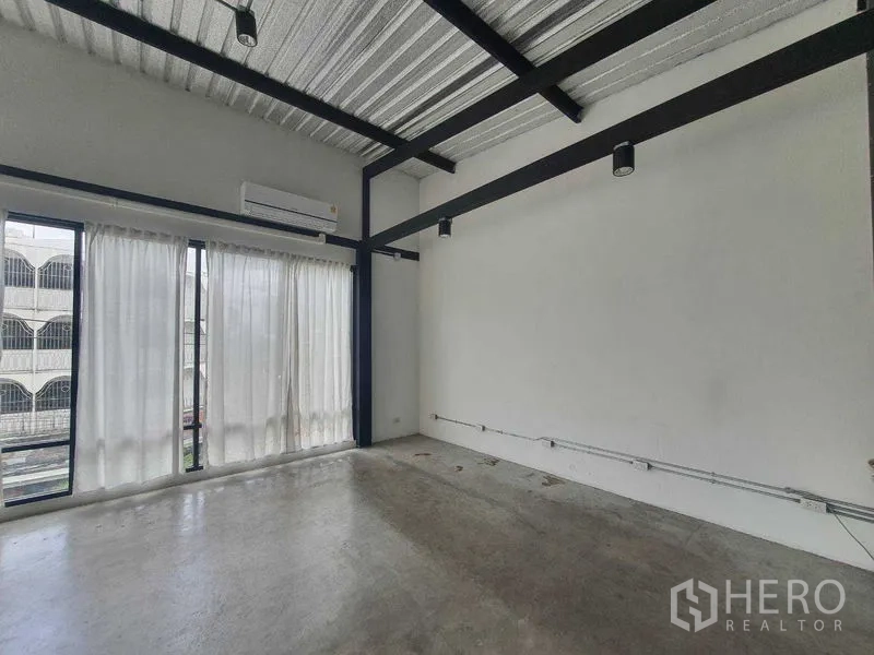 零售空间 出租在Sathon, Bangkok - 极简商铺，轨道射灯、黑色钢梁、抛光水泥地面与整面纱帘。