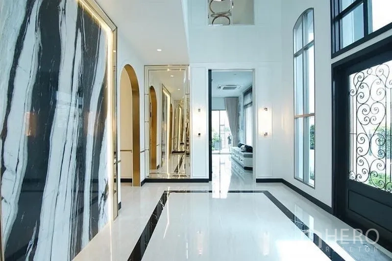 บ้าน ให้เช่าในLat Krabang, Bangkok - โถงทางเข้าฝ้าเพดานสูง พื้นหินอ่อนเงางาม และซุ้มโค้งหรู