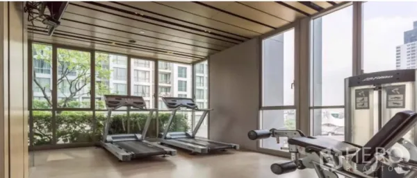 คอนโด ให้เช่าในWatthana, Bangkok - ห้องฟิตเนสคอนโดพร้อมลู่วิ่งและเครื่องเวท ข้างหน้าต่างบานใหญ่ชมวิวเมือง