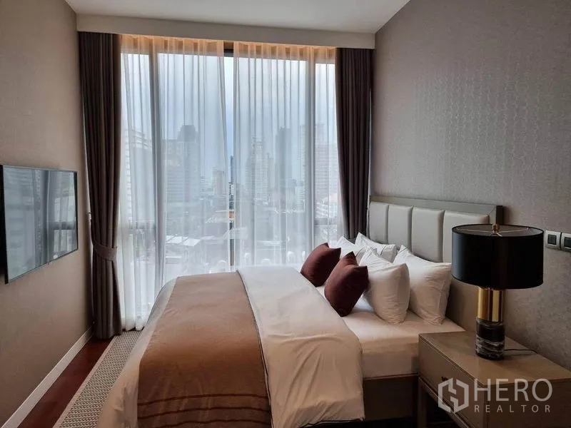 公寓 出租在Watthana, Bangkok - 温馨卧室，双人床、通高窗帘、床头灯与全景城市视野。