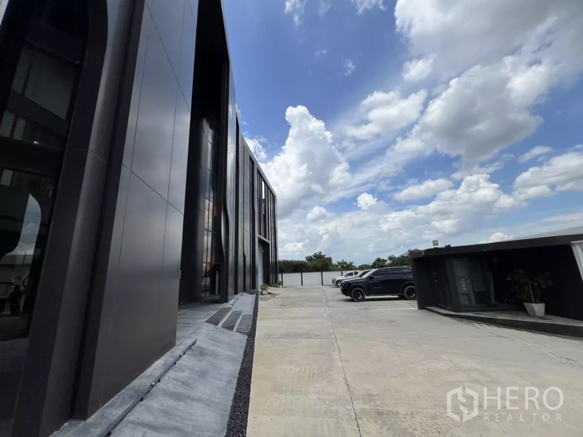 คลังสินค้า ขายในLat Krabang, Bangkok - ด้านข้างอาคารกับทางสัญจรและรถจอด.