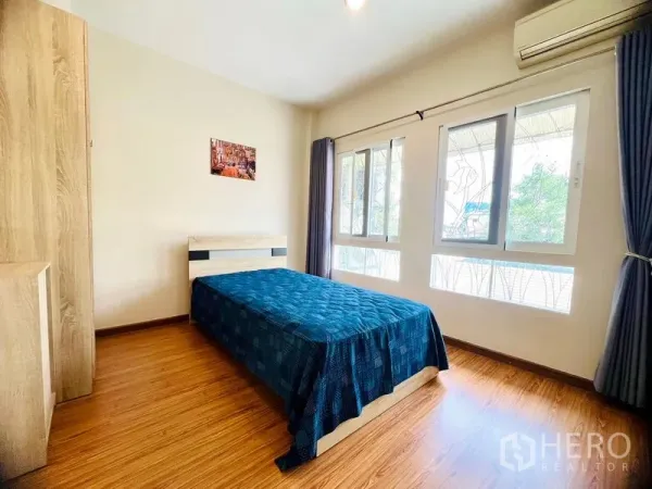 联排别墅 出租在Prawet, Bangkok - 次卧，双面采光，木地板与壁挂空调