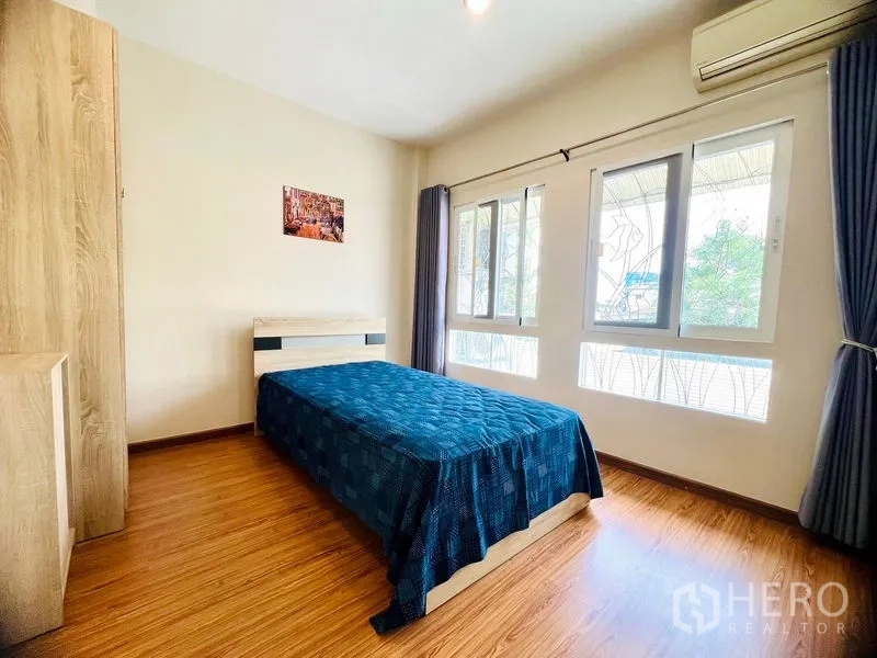 联排别墅 出租在Prawet, Bangkok - 次卧，双面采光，木地板与壁挂空调